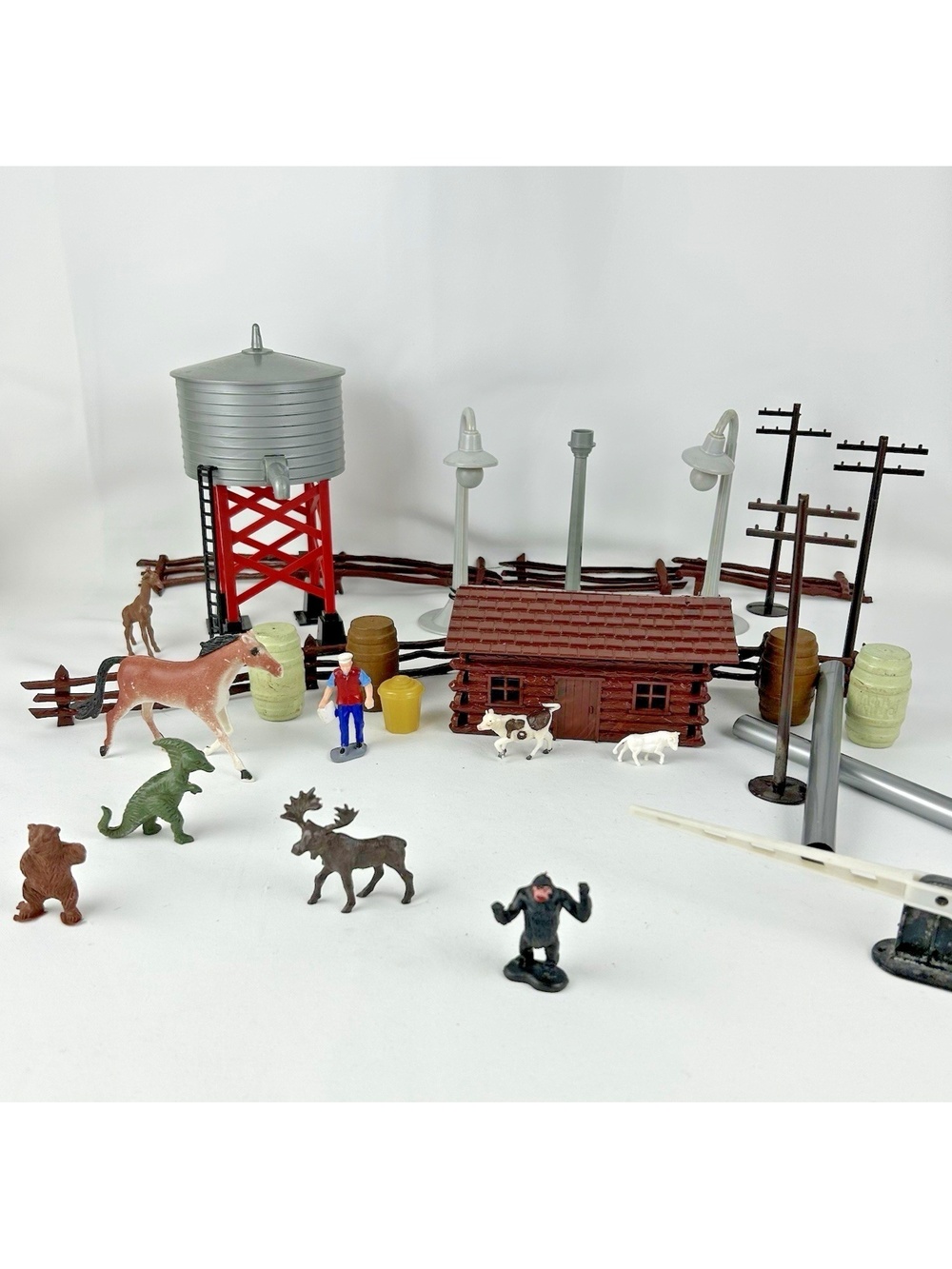 Model Rail Plastic Scenery Lot O Gauge Marx 65 Water Tower Cabin Lights Etc Read